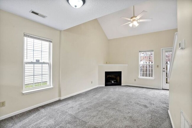 Building Photo - 3 BR/ End UNIT/ FIRE PLACE! Cozy townhouse...