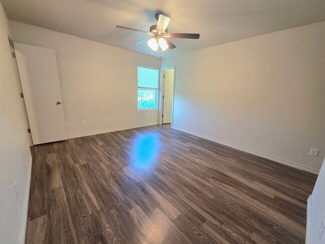 Building Photo - AVAILABLE NOW! (SECTION 8 ACCEPTED)