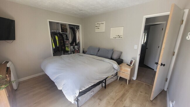 Building Photo - 4 bedroom 3 bath horse property- 6 acres i...