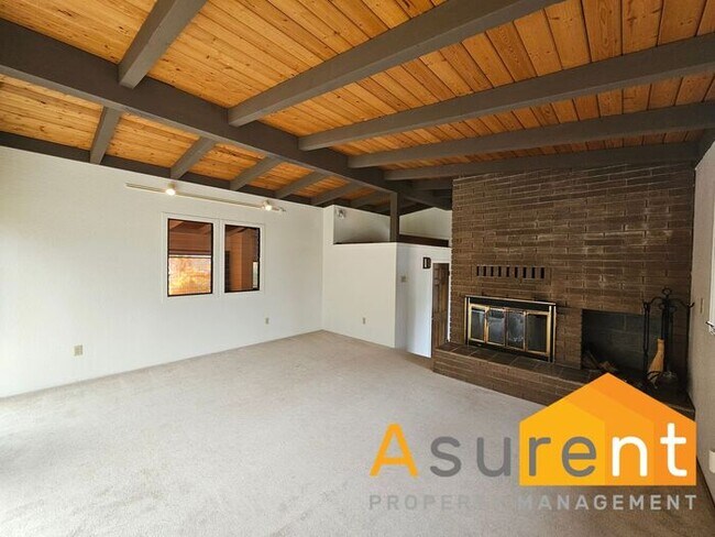 Building Photo - Stunning Home located in the picturesque Ashland