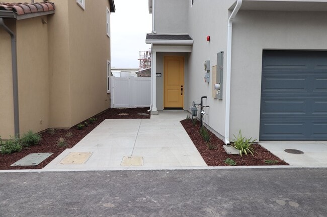 Building Photo - 1713 River Vis