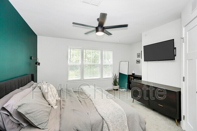 Building Photo - 256 Parkwood Ave