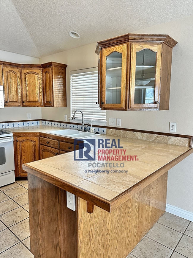 Building Photo - Beautiful 4 bedroom 3 bath house - attached garage