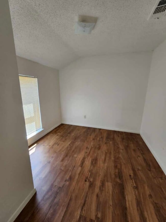 Building Photo - 1213 E Shaw St