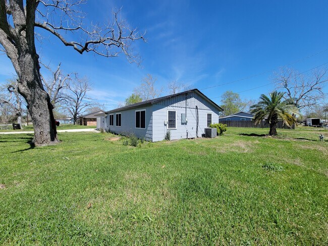 Building Photo - 413 S Market St