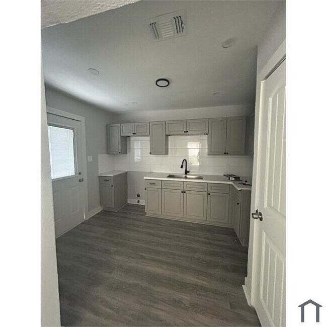 Building Photo - 3431 Rosedale St