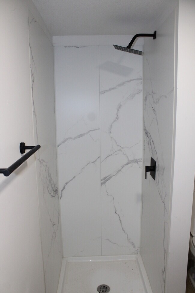 Building Photo - Spacious and inviting 5-bedroom, 2.5-bath home located in Kansas City, MO