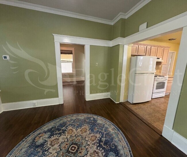 Building Photo - Three Bedroom, Two Bathroom House Near Sha...
