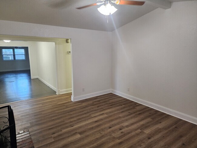 Building Photo - 807 S Jones Ln