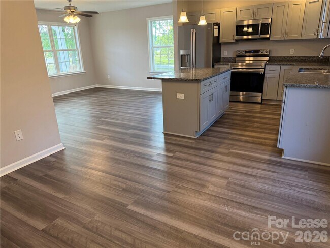 Building Photo - 408 S Elm St