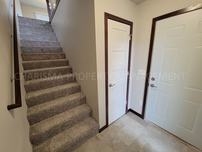 Building Photo - 2 BEDROOM TOWNHOME; PET FRIENDLY! INDIVIDUAL ENTRANCE; PRIVATE DECK