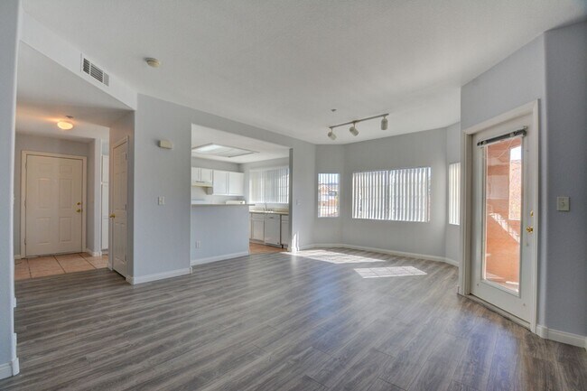 Building Photo - Beautiful / Spacious / Two Bedroom Condo /...