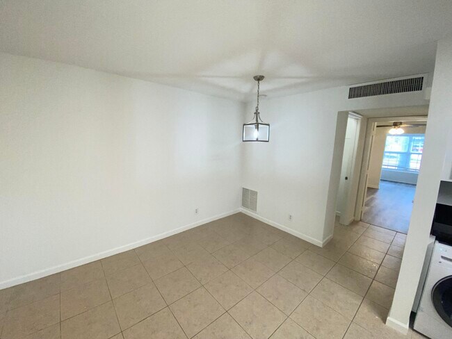 Building Photo - 102 N Lakeside Dr