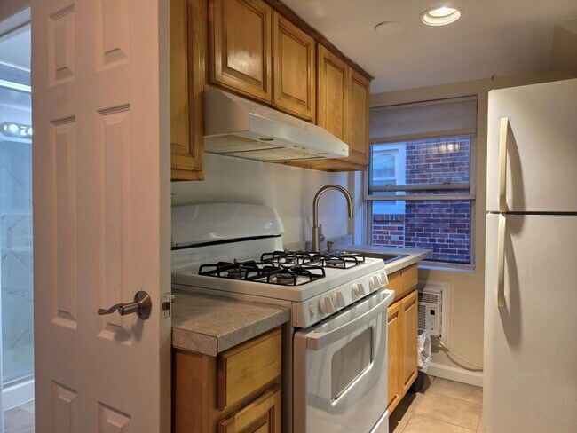 Building Photo - Saint Pauls Avenue, Cliffside Park, NJ 07010 - 1 BR 1 BA multi-family home