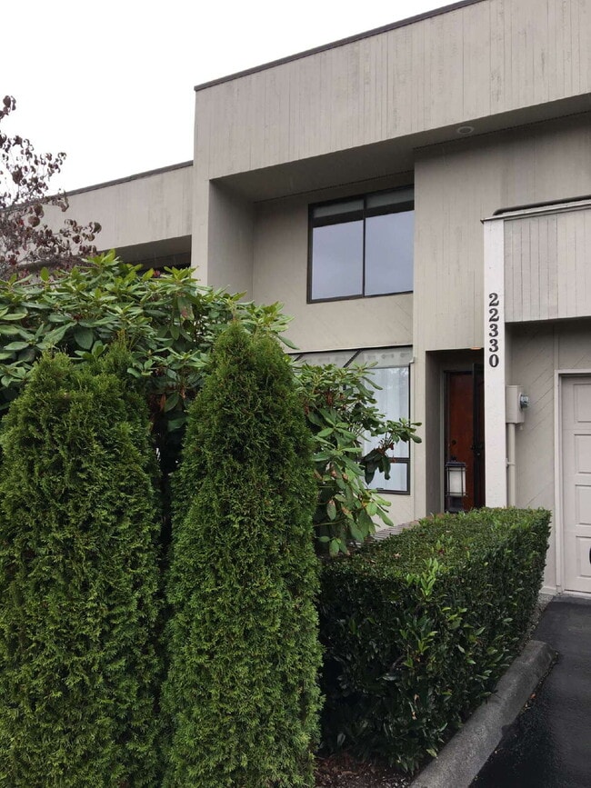Building Photo - Charming 2-Bed, 2-Bath Condo in Des Moines, Walking Distance to the Marina!!!