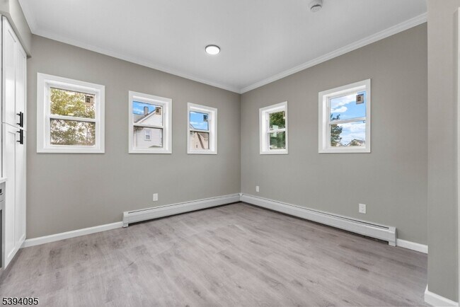 Building Photo - 1033 E 23rd St