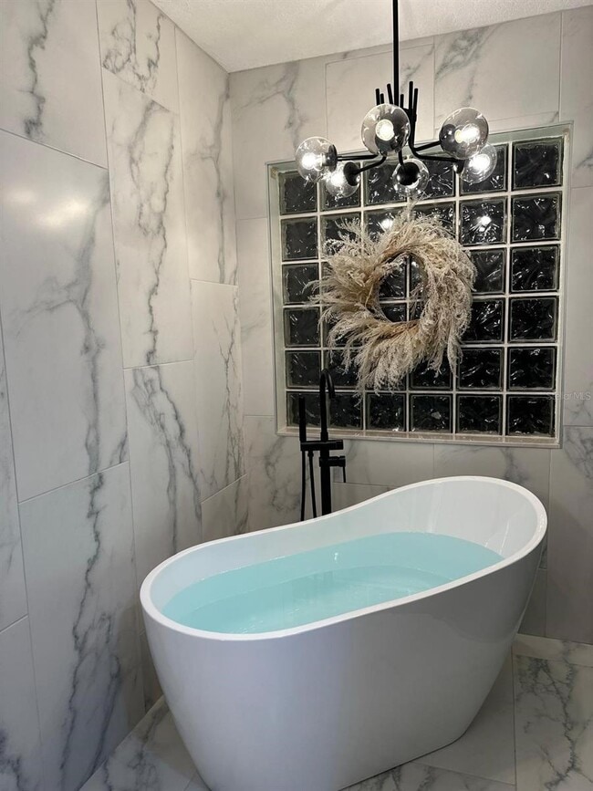 Building Photo - 2652 Hawthorne Ln