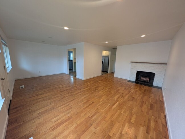 Building Photo - Refreshed 3 Bedroom in Tacoma - HUGE Fenced Yard & Outdoor Space. Available Now!