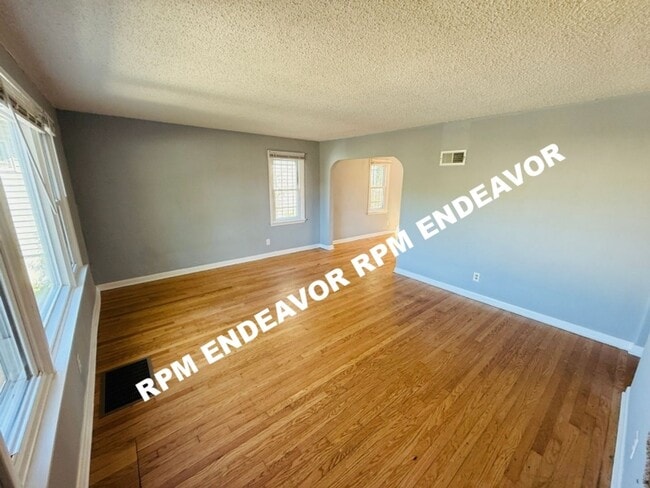 Building Photo - Large 4-Bedroom 2bath Home. Move in Ready! Section 8 Accepted!