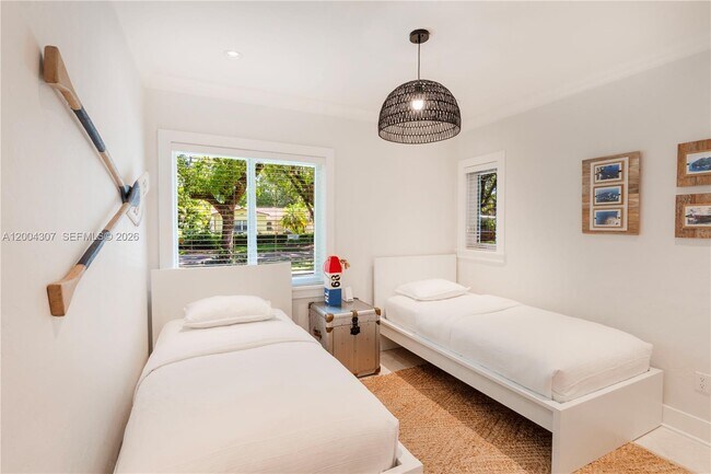 Building Photo - 1029 Mariposa Ave