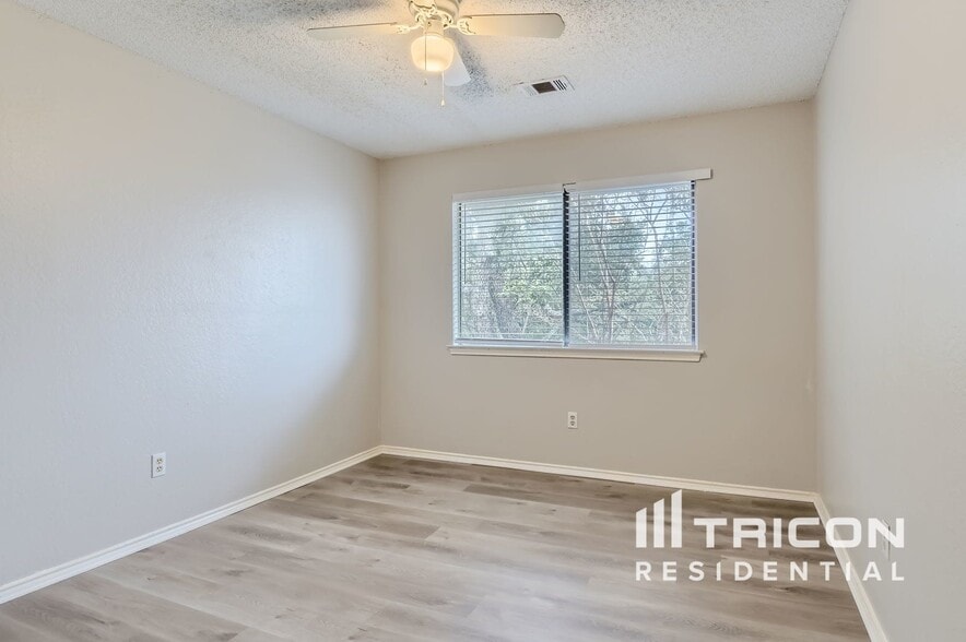 Building Photo - 1401 Deepwoods Trail