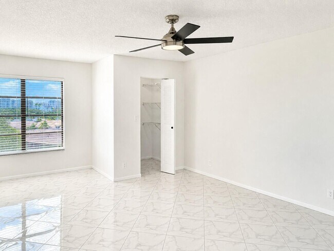 Building Photo - 7076 Huntington Ln