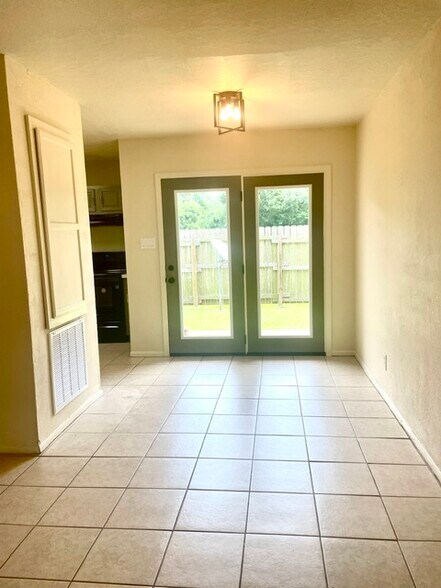 Building Photo - 6050 Alpine Cir