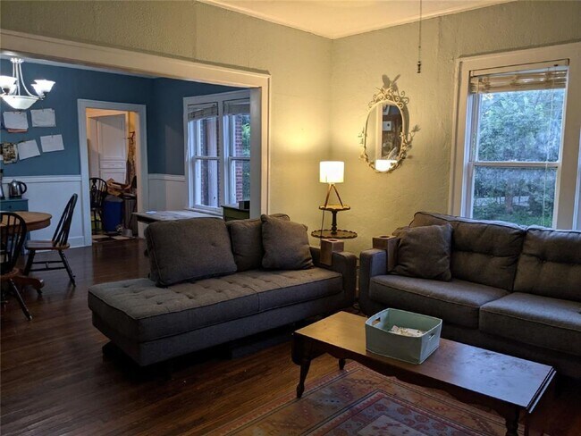 Building Photo - Daring 2 bedroom 1 bath in the heart of Ryan Place.