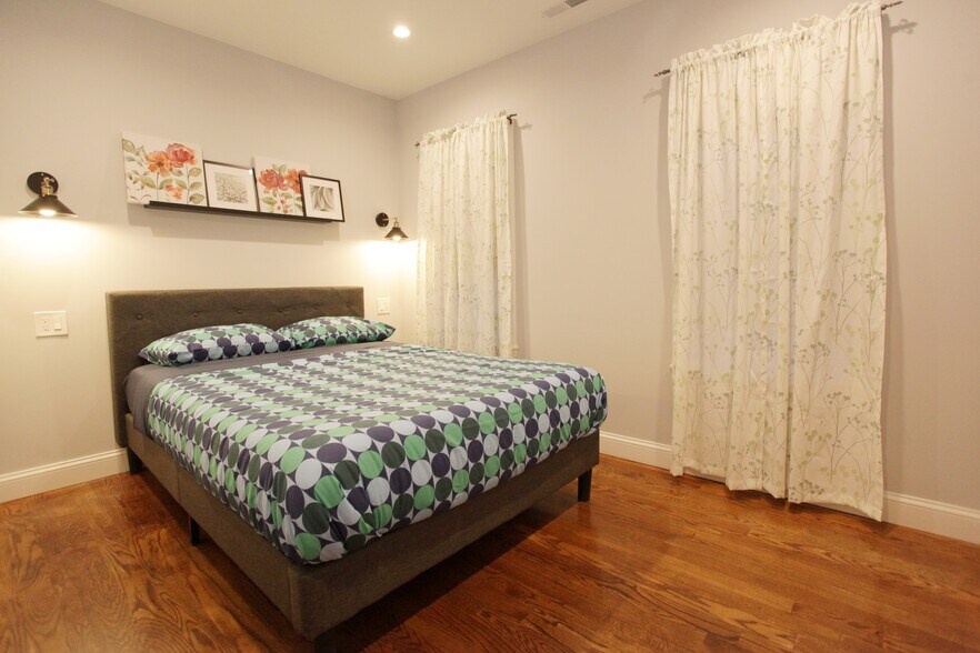 Building Photo - 289 Main St