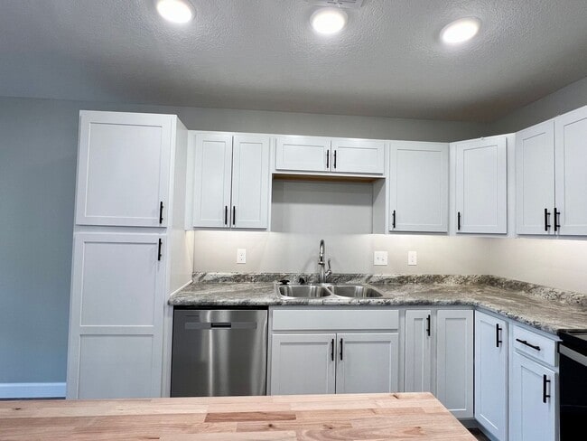 Building Photo - Newly Built 4 Bed/4.5 Bath in Central MHK