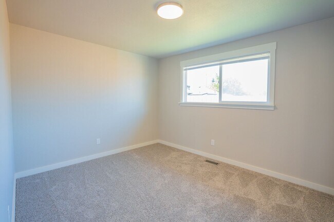 Building Photo - Newly Remodeled 2 Bedroom!