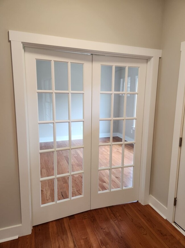 Building Photo - Chesterfield - 5 Bed 3.5 Bath Newer Modern...