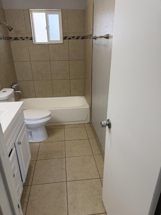 Building Photo - MOVE-IN READY 2 BED WITH NEW KITCHEN & CARPORT