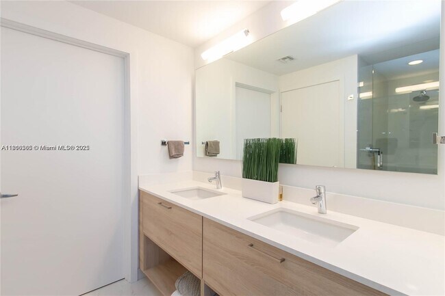 Building Photo - 16385 Biscayne Blvd