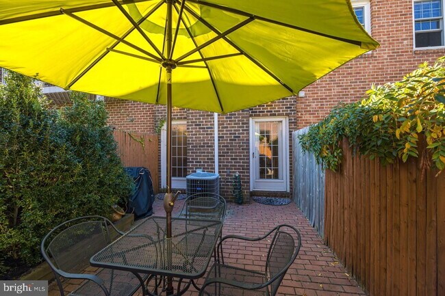 Building Photo - Waterfront Townhome Living in Sought-After Alexandria Location