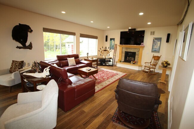 Building Photo - Lovely 4-Bedroom, 2.5-Bathroom Fully Furni...