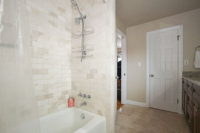 Building Photo - 427 Elizabeth Lake Dr