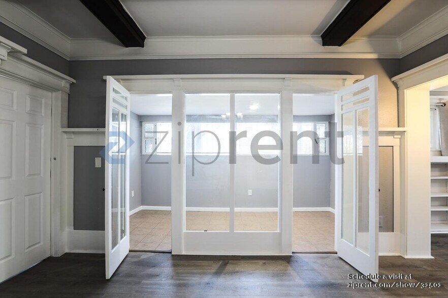 Building Photo - Unit