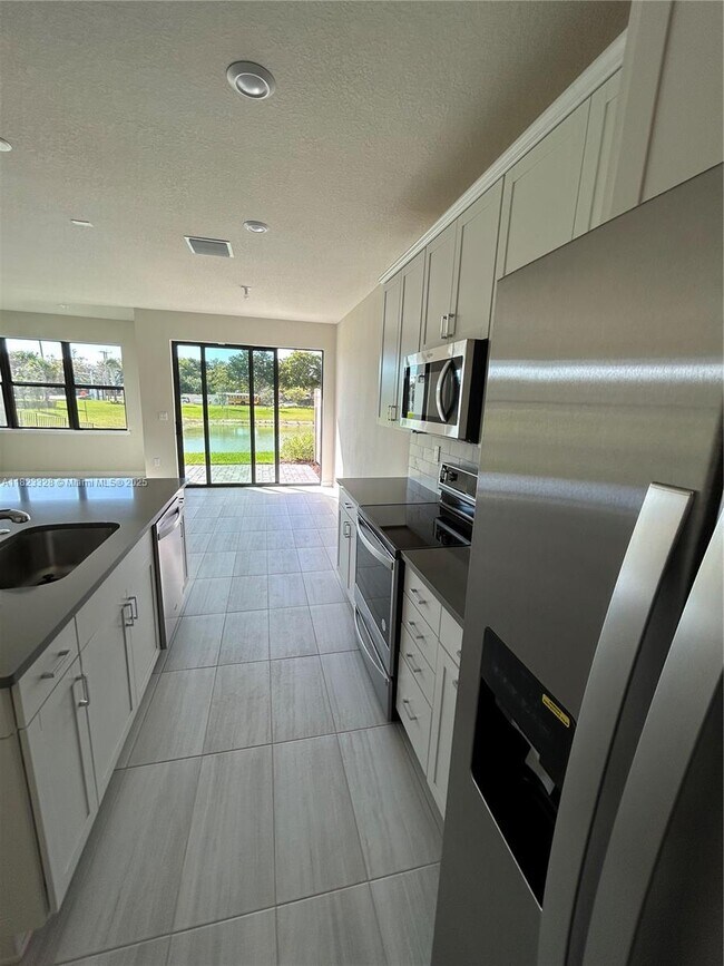 Building Photo - 2112 Appleton Cir S