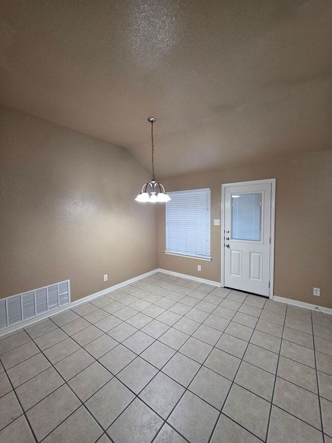 Building Photo - 3 Bedroom / 2 Bath Duplex – NEW FLOORING IN THE BEDROOMS