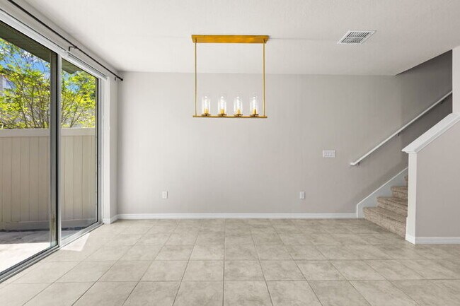 Building Photo - Town Home For Rent in Brandon with TONS OF UPGRADES!