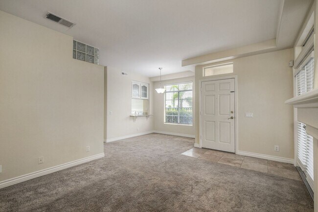 Building Photo - 2Bed/2Bath End Unit in Gated Community~ Ra...
