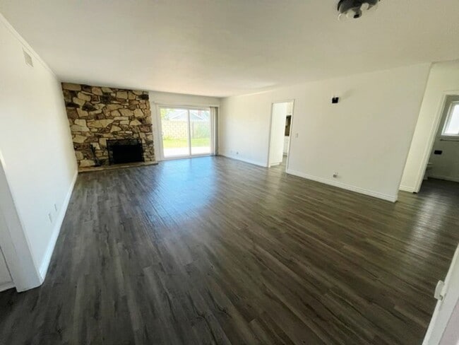 Building Photo - Single Level 4 Bedroom 2 Bath Home in Seal...