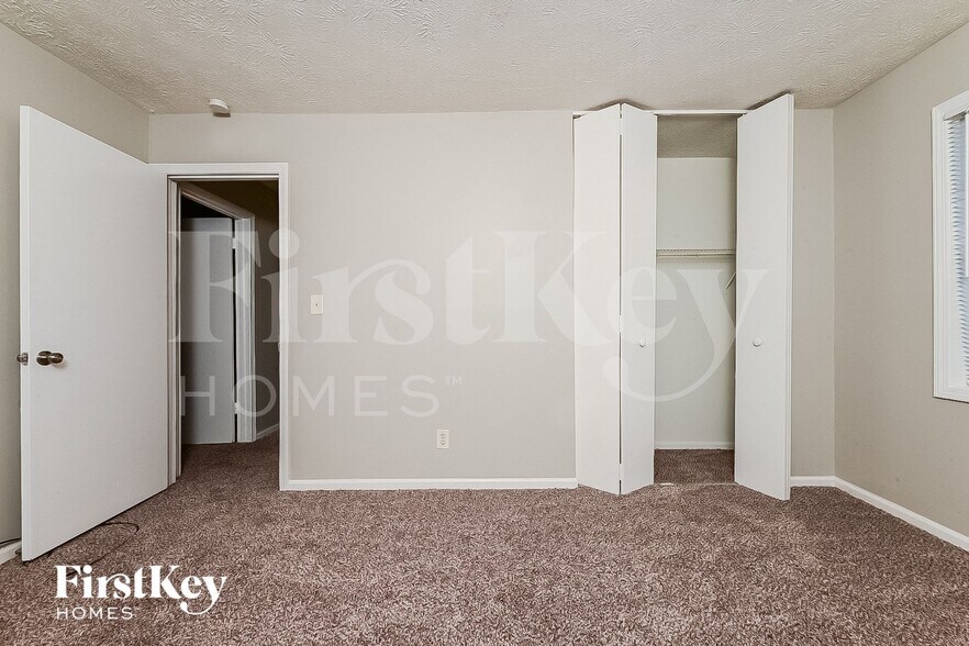 Building Photo - 3327 Creekwood Dr