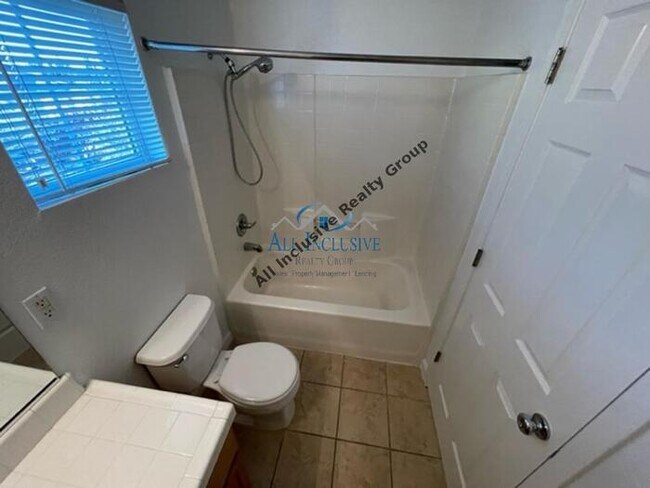 Building Photo - Charming 3-Bedroom Home in Desirable Folso...