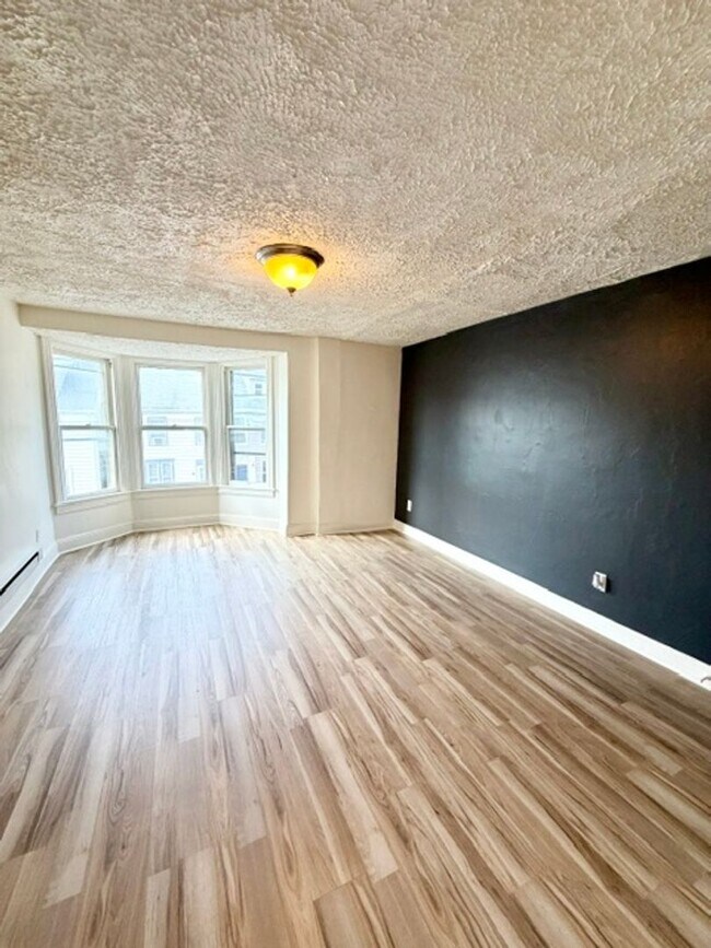 Building Photo - 1 Bedroom, Coin Laundry, Parking-York City SD