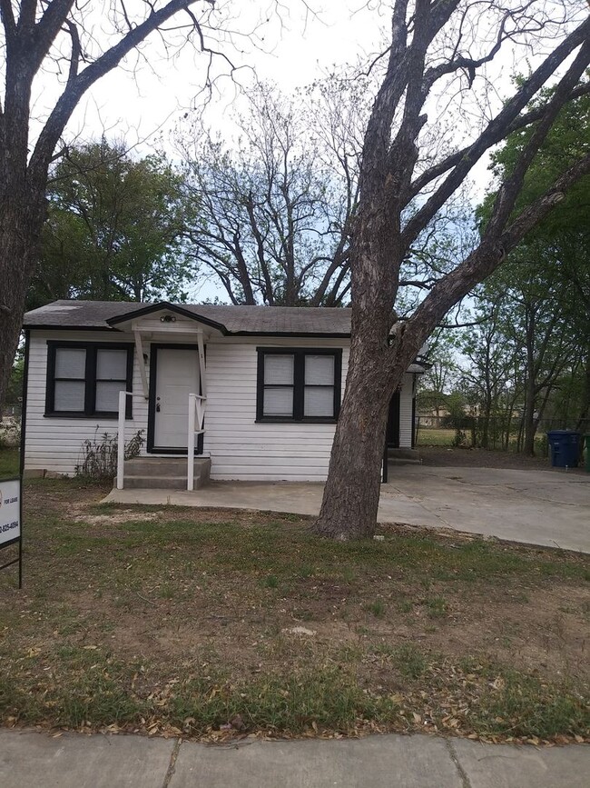 Building Photo - 1 Bedroom 1 Bath Duplex