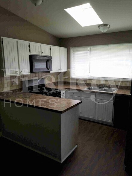 Building Photo - 185 Paramount Dr