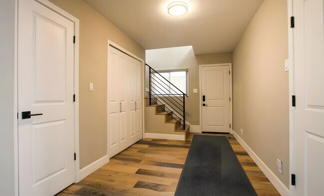 Building Photo - 817 Lafayette Dr NE