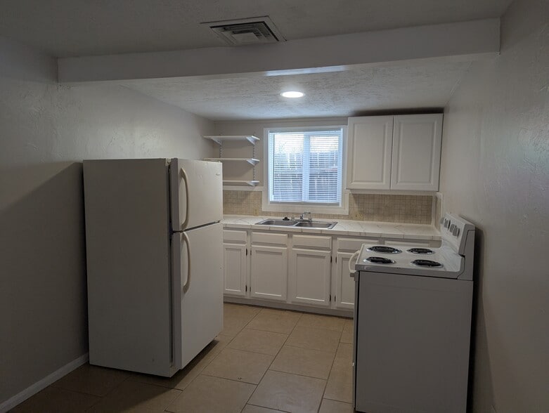Primary Photo - 1646 N Columbus Blvd